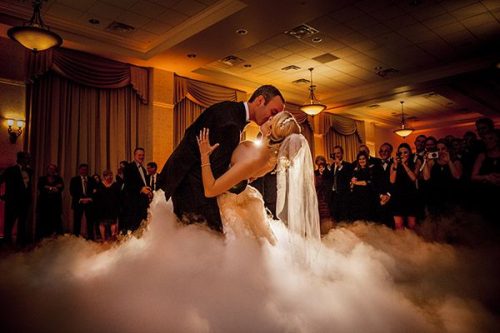 Tanz auf den wolken – trockeneis-nebelmaschine für hochzeiten 2 first dance cloud kiss