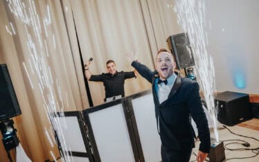 Pálma Rendezvényház (Tata-Angolkert) esküvő DJ Feree-vel & Szigetvári Tamás ceremóniamesterrel. Hideg szikragépekkel színesítjük az estét.