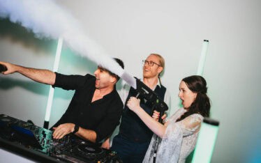 WIEN Ausztria wedding dj EUROPAHAUS Orangerie esküvő dj feree-vel + vőlegény + menyasszony, aki co2 fegyverrel lövi a násznépet.