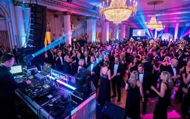 Rendezvény DJ a színpadon és a tánctéren, profi hang- és fénytechnika a sikeres eseményért.