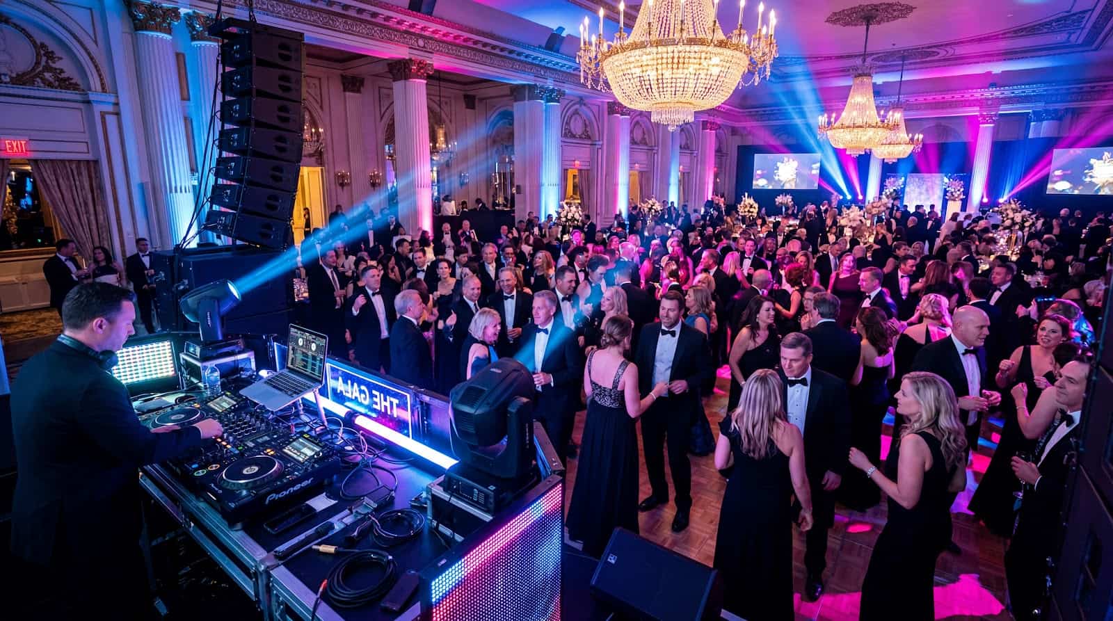 Rendezvény DJ a színpadon és a tánctéren, profi hang- és fénytechnika a sikeres eseményért.