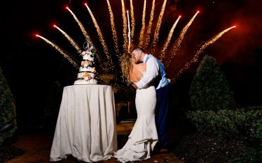 Esküvői tűzijáték: pirotechnikai effektek, amik felejthetetlenné teszik a nagy napot 8 Tűzijáték és pirotechnikai effektek az esküvőn, felejthetetlen pillanatokért.
