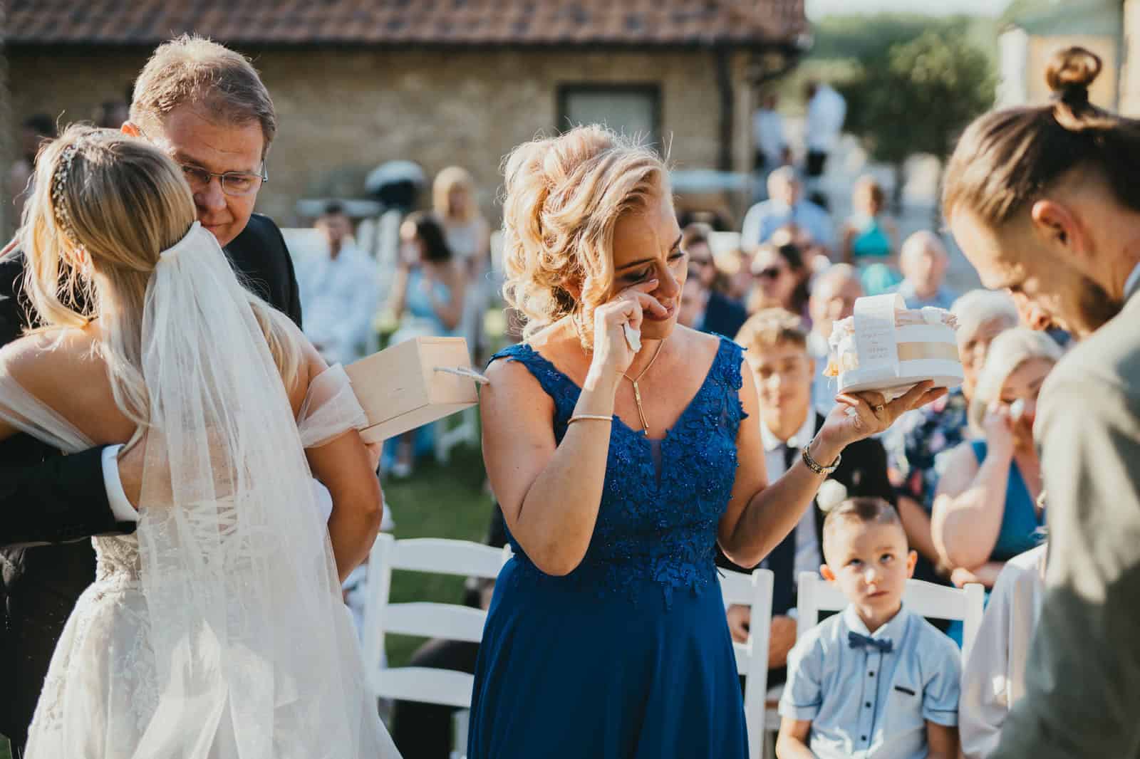 Top esküvői bevonuló zenék - tippek és zenei ajánlások a szertartáshoz 2 Esküvői vendégek és DJ a szabadban, ünnepi hangulatban.