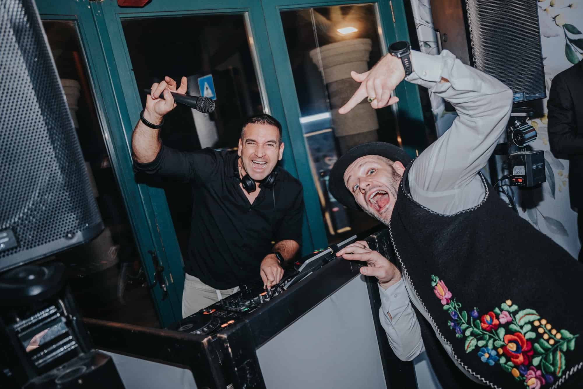 Esküvői játékok 2027: vicces lagzis játékok, amik tényleg feldobják a bulit 3 lagzis játékok a DJ-pultnál, népviseletes mellényes vendég