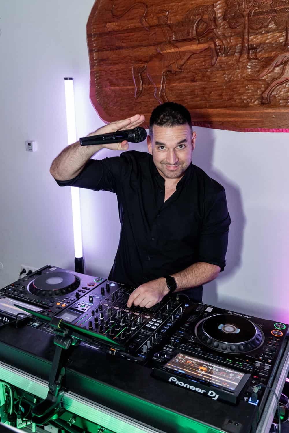 Esküvői játékok 2027: vicces lagzis játékok, amik tényleg feldobják a bulit 6 esküvői DJ a keverőpultnál, aki a játékok tempóját tartja